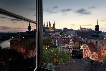 Blick auf die Bamberger Bergstadt durch das Turmfenster am Schloss Geyerswörth.