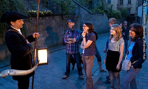 Lassen Sie sich entführen in die Atmosphäre längst vergangener Zeiten, nach der Hektik des Tages, in einer zur Ruhe kommenden Stadt. Unterhaltsam widmen sich die Nachtwächter der Geschichte und den Geschichten, den Lokalen und den Lokaloriginalen des fränkischen Roms.