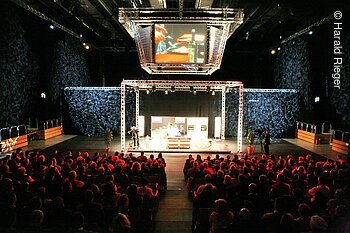 Alfons Schuhbeck kocht in der Bamberger Jako Arena in einer eigens in der Halle aufegestellten Showküche.