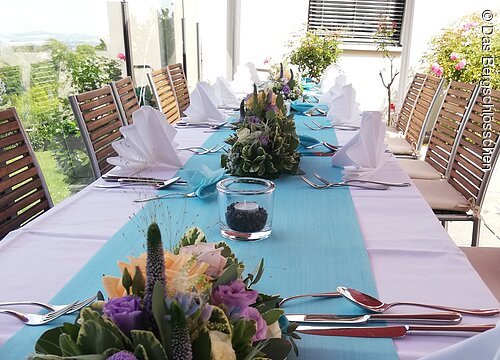 Das Bergschlösschen - gedeckte Tafel auf der Terrasse