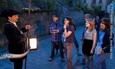 Lassen Sie sich entführen in die Atmosphäre längst vergangener Zeiten, nach der Hektik des Tages, in einer zur Ruhe kommenden Stadt. Unterhaltsam widmen sich die Nachtwächter der Geschichte und den Geschichten, den Lokalen und den Lokaloriginalen des fränkischen Roms.