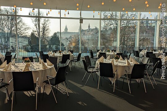 Durch die Glasfassade genießt man einen herrlichen Blick auf die Altstadt von Bamberg