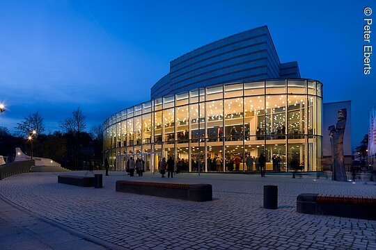 Die Konzerthalle an der Regnitz dient in erster Linie den Bamberger Symphonikern - Bayerische Staatsphilharmonie als Heimstatt. Dieser international renommierte Klangkörper sorgt mit ca. 50 Konzerten im Jahr für ein hochwertiges Kulturangebot. Aber auch als Kongress- und Tagungsstandort sowie als Messehalle ist die Konzerthalle ein gefragtes Ensemble mit vielen Möglichkeiten. Außerdem wird sie für die verschiedensten Veranstaltungen der Unterhaltungsbranche, vom Kabarett über Pop-Konzerte bis zu Musicals und Tanzshows, als herausragende Location mitten in der Altstadt genutzt.