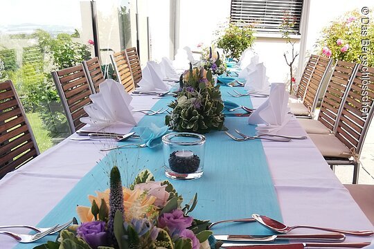 Das Bergschlösschen - gedeckte Tafel auf der Terrasse