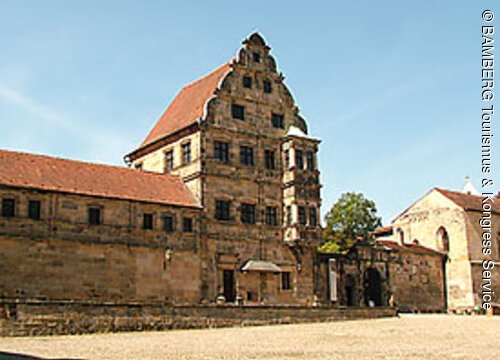 Die Alte Hofhaltung ist die einstige Kaiser- und Bischofspfalz, die früher direkt mit dem Dom verbunden war. Durch die "Schöne Pforte" gelangt man in den von Fachwerkbauten umrahmten Innenhof, in welchem im Sommer die Calderón-Freilichtspiele stattfinden. Der Gebäudekomplex umfasst Bauten verschiedener Stilepochen. Auffällig ist der Renaissancebau mit Ratsstube.