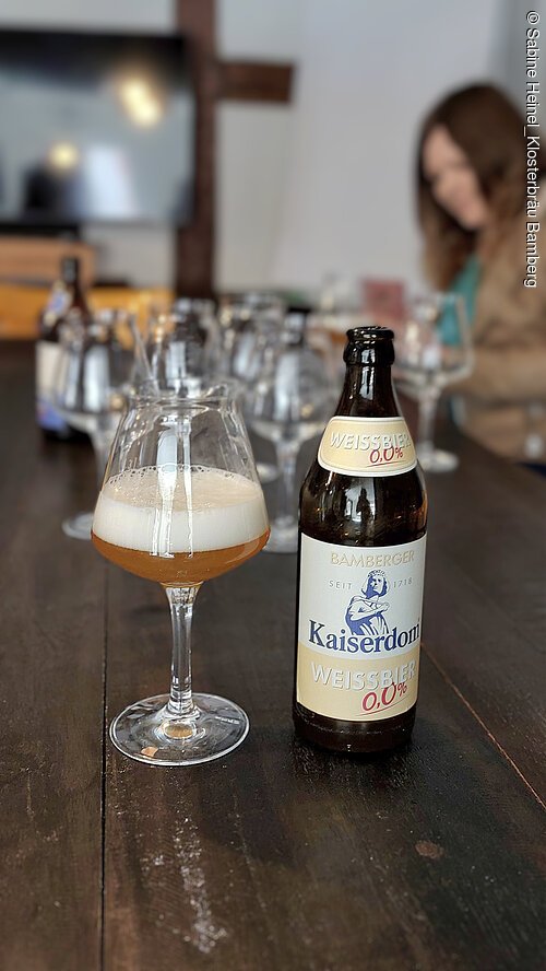Bei der neuen Themenführung "Mit 0,nix durch Bamberg" wird Bamberger Rauchbier ohne Alkohol gekostet.