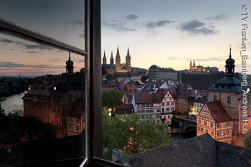 Blick auf die Bamberger Bergstadt durch das Turmfenster am Schloss Geyerswörth.