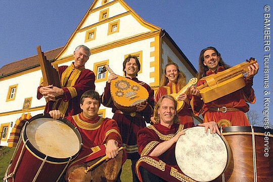 Vor den Toren Bambergs liegt Schloss Wernsdorf im gleichnamigen kleinen Dorf am Fuße der Fränkischen Schweiz. Das ehemalige fürstbischöfliche Jagdschloss beherbergt heute mit der Akademie Schloss Wernsdorf einen Kulturträger, der sich besonders der Pflege alter Musik und auch der entsprechenden Musikinstrumente widmet. Erleben Sie dort bei einer Führung durch das Schloss das klingende Museum" mit Musikinstrumenten aus Mittelalter und Renaissance. Neben den Erklärungen zu den Instrumenten hören Sie diese auch in einem kleinen Konzert.