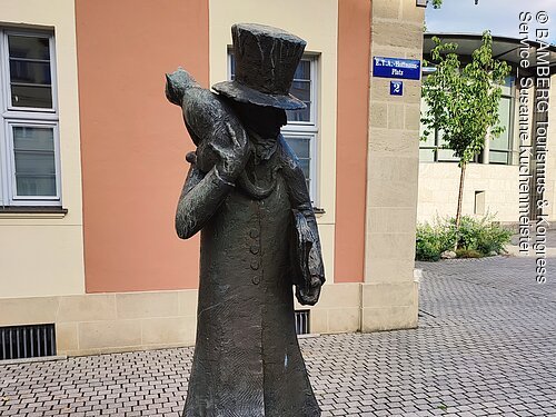 Die E.T.A. Hoffmann Statue direkt neben dem ETA Hoffmann Theater
