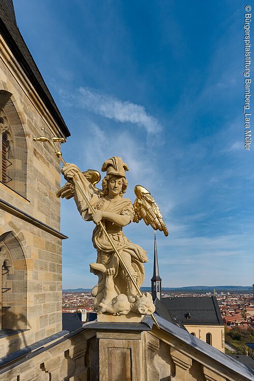 Ein Engel auf dem Giebel der Klosterkirche St. Michael