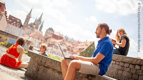 Arbeiten mit Aussicht - Studierende in der Uni Bibliothek in der Altstadt