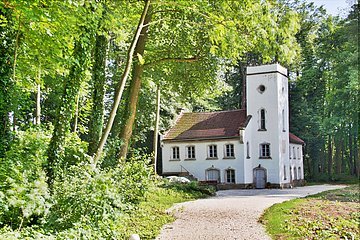 Das Wasserschloss im Schlosspark von Burgellern