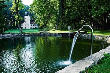 Der Schwimmteich im Schlosspark von Burgellern