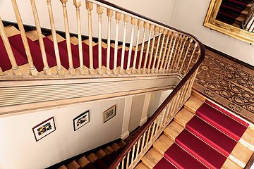 Das Treppenhaus in Schloss Burgellern mit historischer Holzeinlegearbeit im Parkettboden