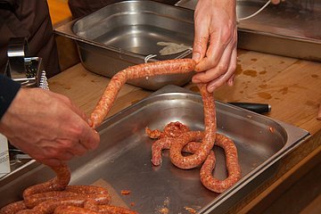 Bratwurstherstellung beim Rahmenprogramm "Ran an die Wurst..."