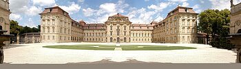 Ehemalige Privatresidenz des Fürstbischofs Lothar Franz von Schönborn mit üppiger Barockausstattung und bedeutender Gemäldegalerie (italienische, holländische u. deutsche Malerei 17./18. Jahrhundert).