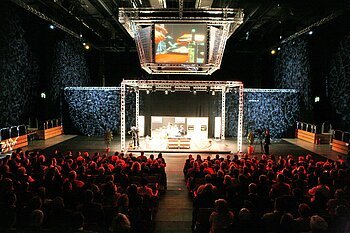Alfons Schuhbeck kocht in der Bamberger Jako Arena in einer eigens in der Halle aufegestellten Showküche.