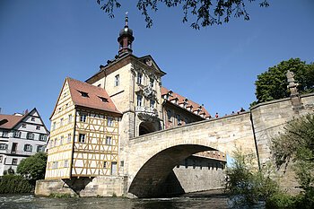 Errichtet auf einer künstlichen Insel in der Regnitz