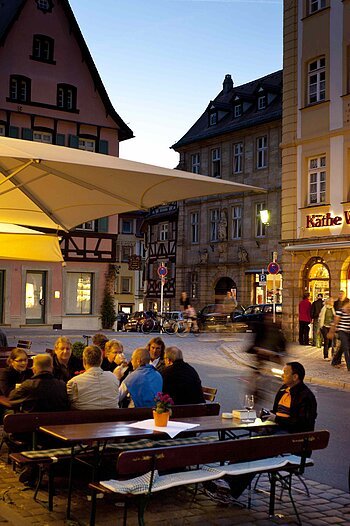 Um gemütlich beisammen zu sitzen finden sich in der Bamberger Altstadt viele Gastronomien. Aufgrund der Unversehrtheit und der Historie ist die Bamberger Altstadt als Weltkulturerbe in der Liste der UNESCO zu finden. 