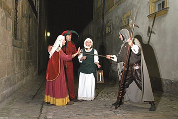 Drei Schauspieler entführen Sie in die Zeit des Mittelalters