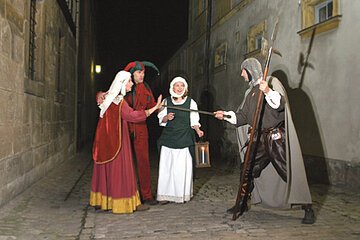 So haben Sie das Mittelalter noch nie erlebt! Auf dieser Pilgerreise entführen Sie drei Schauspieler in die Zeit, als die Erde eine Scheibe und die Frau gottgegeben dem Manne untertan war. Anschließend stärkt ein Umtrunk Akteure und Begleiter.