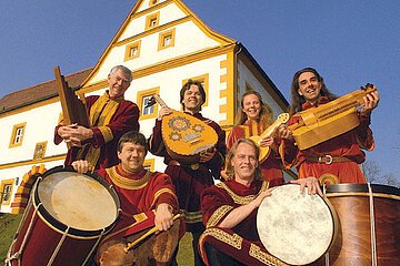 Vor den Toren Bambergs liegt Schloss Wernsdorf im gleichnamigen kleinen Dorf am Fuße der Fränkischen Schweiz. Das ehemalige fürstbischöfliche Jagdschloss beherbergt heute mit der Akademie Schloss Wernsdorf einen Kulturträger, der sich besonders der Pflege alter Musik und auch der entsprechenden Musikinstrumente widmet. Erleben Sie dort bei einer Führung durch das Schloss das klingende Museum" mit Musikinstrumenten aus Mittelalter und Renaissance. Neben den Erklärungen zu den Instrumenten hören Sie diese auch in einem kleinen Konzert.
