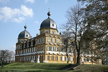 Schloss Seehof entstand ab 1686 als Sommersitz der Bamberger Fürstbischöfe. Für Besucher geöffnet sind neben dem Schlosspark mit Kaskade die restaurierten Schauräume im Schloss. Höhepunkt ist dabei der prunkvolle Weiße Saal.