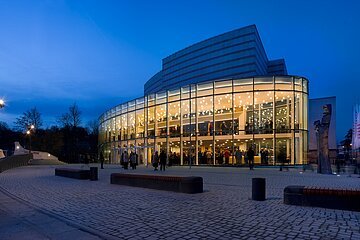 Die Konzerthalle an der Regnitz dient in erster Linie den Bamberger Symphonikern - Bayerische Staatsphilharmonie als Heimstatt. Dieser international renommierte Klangkörper sorgt mit ca. 50 Konzerten im Jahr für ein hochwertiges Kulturangebot. Aber auch als Kongress- und Tagungsstandort sowie als Messehalle ist die Konzerthalle ein gefragtes Ensemble mit vielen Möglichkeiten. Außerdem wird sie für die verschiedensten Veranstaltungen der Unterhaltungsbranche, vom Kabarett über Pop-Konzerte bis zu Musicals und Tanzshows, als herausragende Location mitten in der Altstadt genutzt.